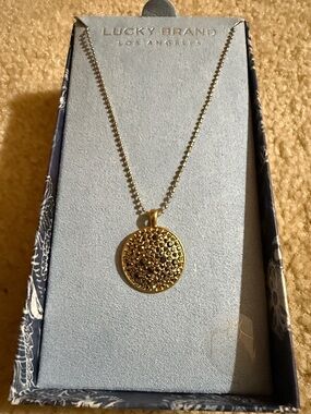 NWT Lucky Brand Goldtone Pendant Necklace with stone details